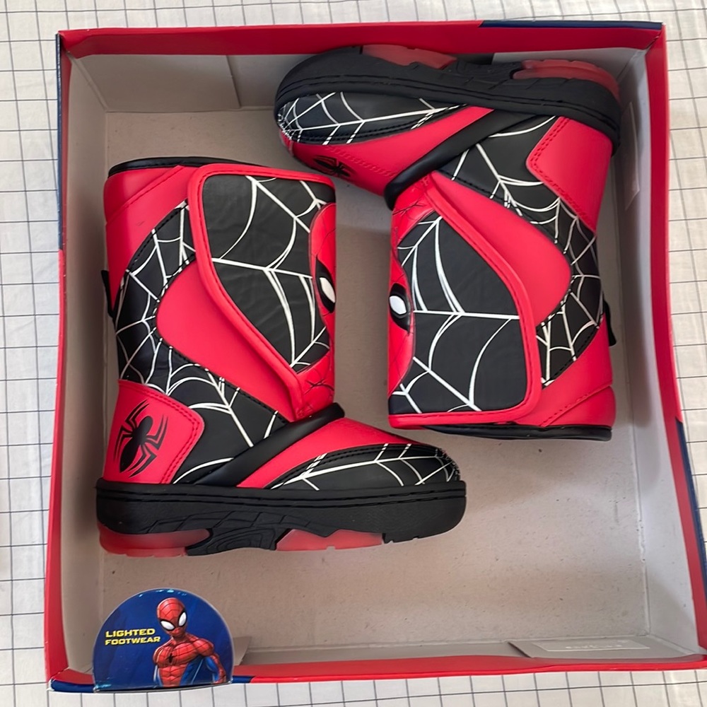 Marvel Spider-Man light up winter boots. Red and black Toddler size 8 with box